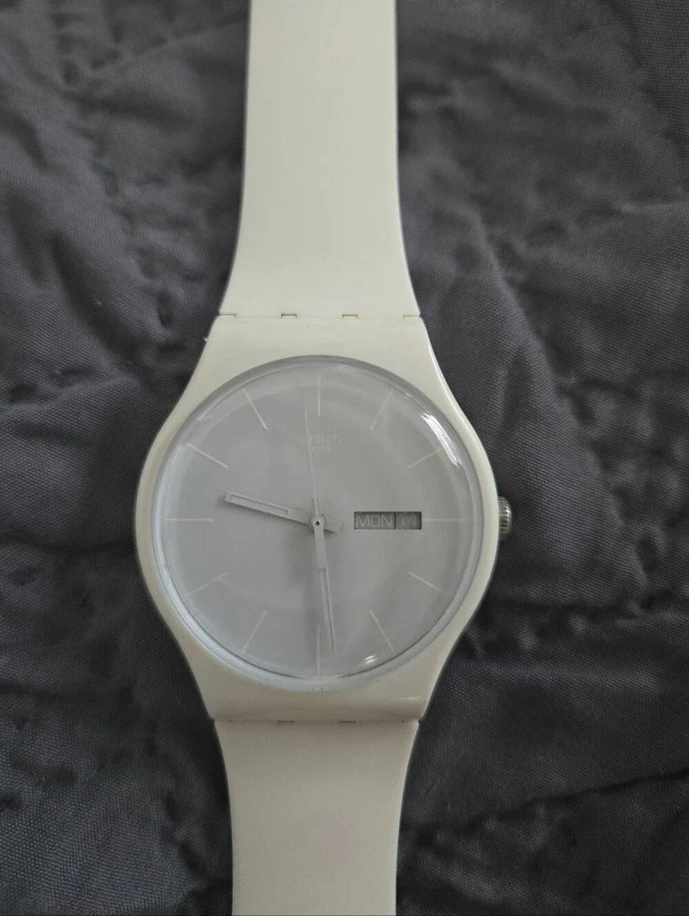 Swatch White Rebel SUOW701 41 mm Vintage Watch Ag 2010 Needs A Battery